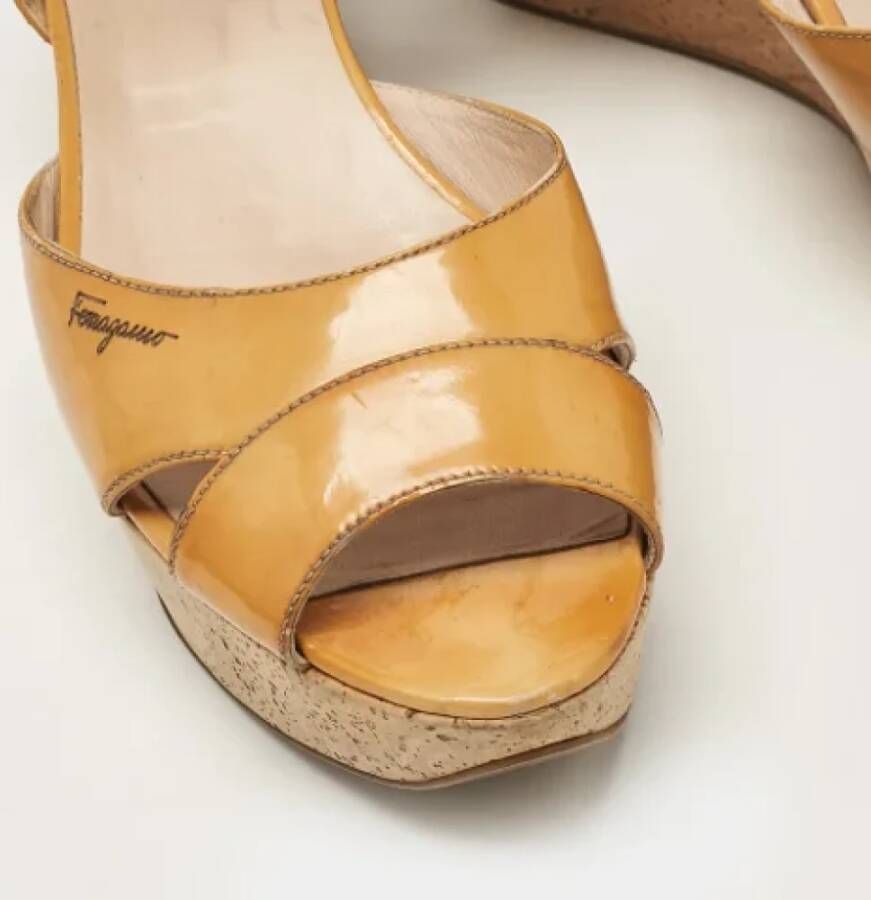 Salvatore Ferragamo Pre-owned Leather sandals Yellow Dames