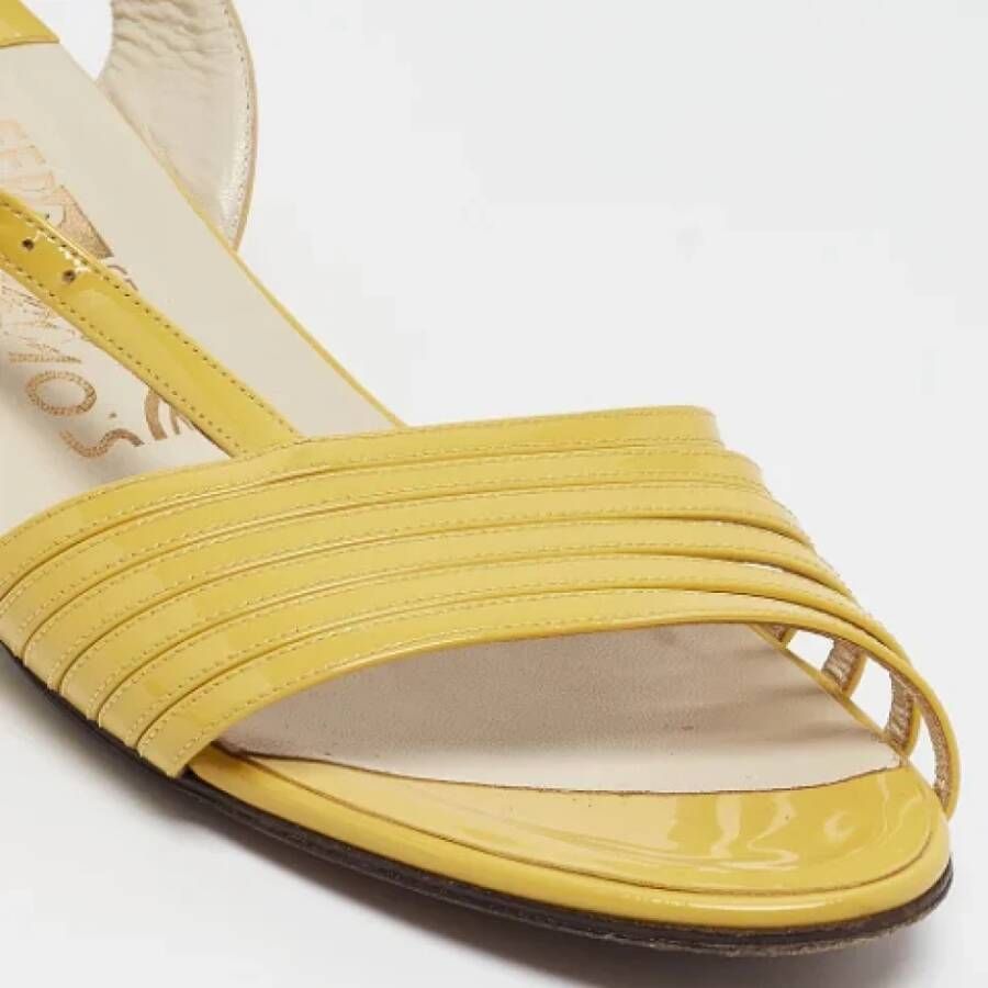 Salvatore Ferragamo Pre-owned Leather sandals Yellow Dames