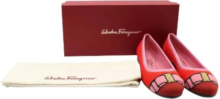 Salvatore Ferragamo Pre-owned Nylon flats Red Dames