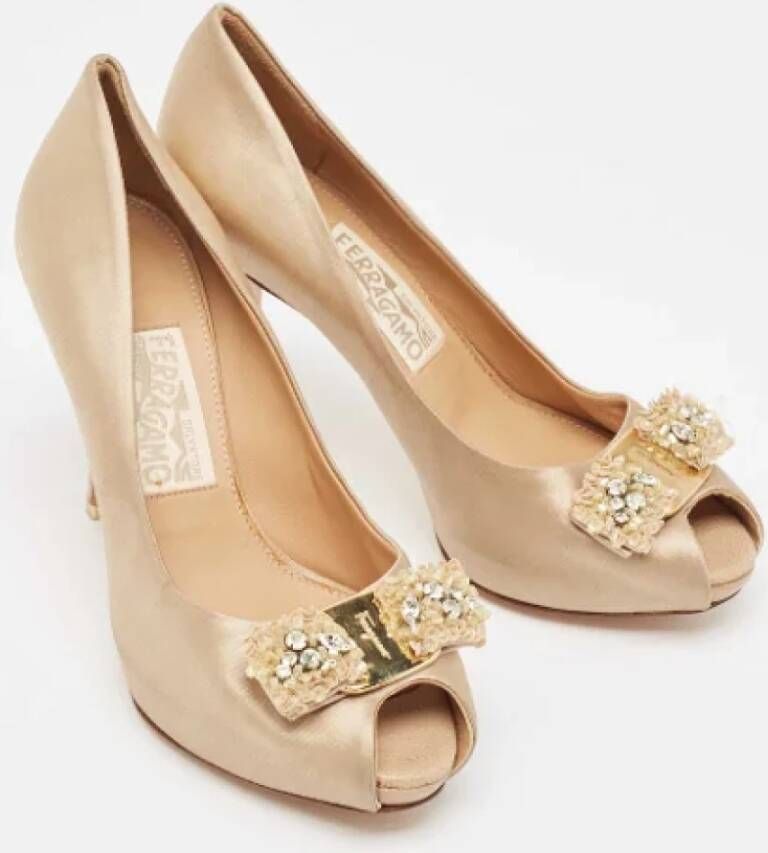 Salvatore Ferragamo Pre-owned Satin heels Beige Dames