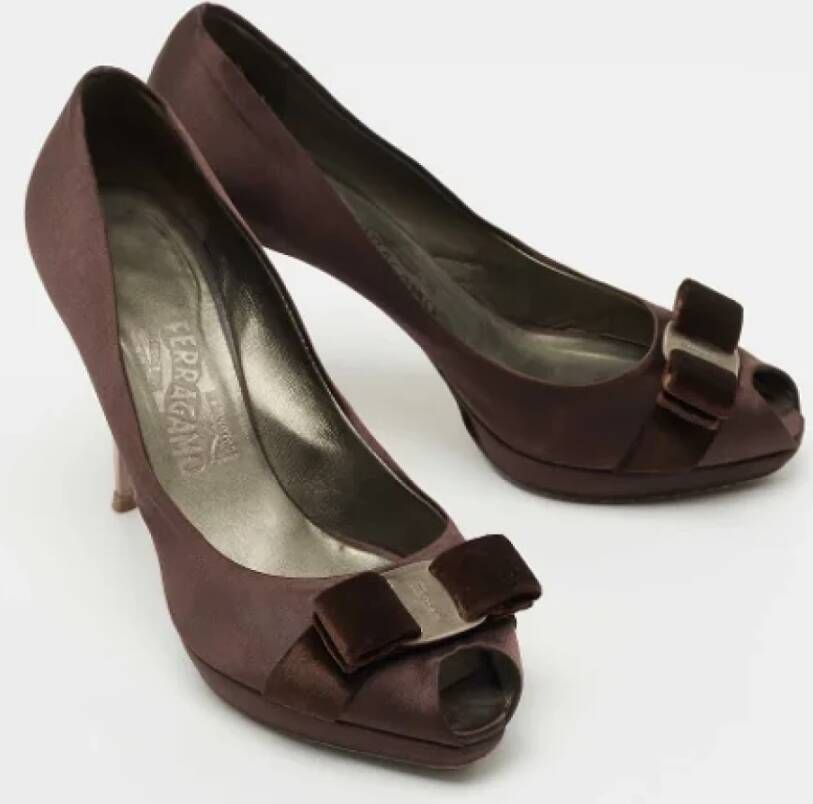 Salvatore Ferragamo Pre-owned Satin heels Brown Dames