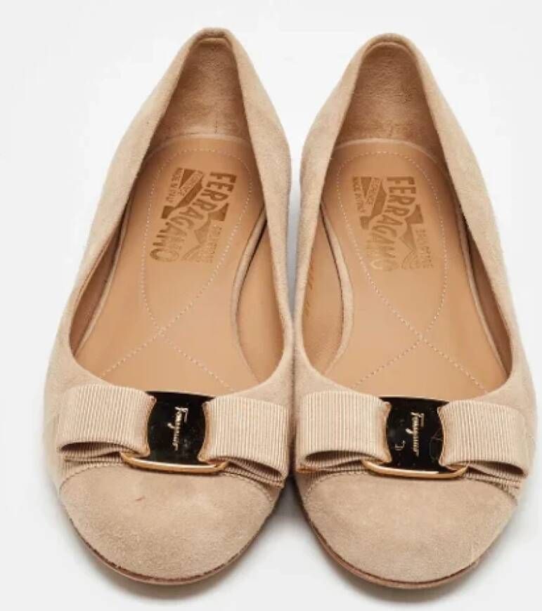 Salvatore Ferragamo Pre-owned Suede flats Beige Dames