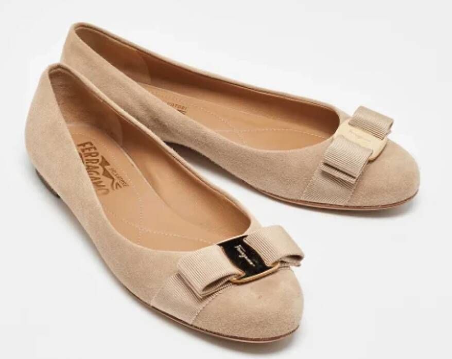 Salvatore Ferragamo Pre-owned Suede flats Beige Dames