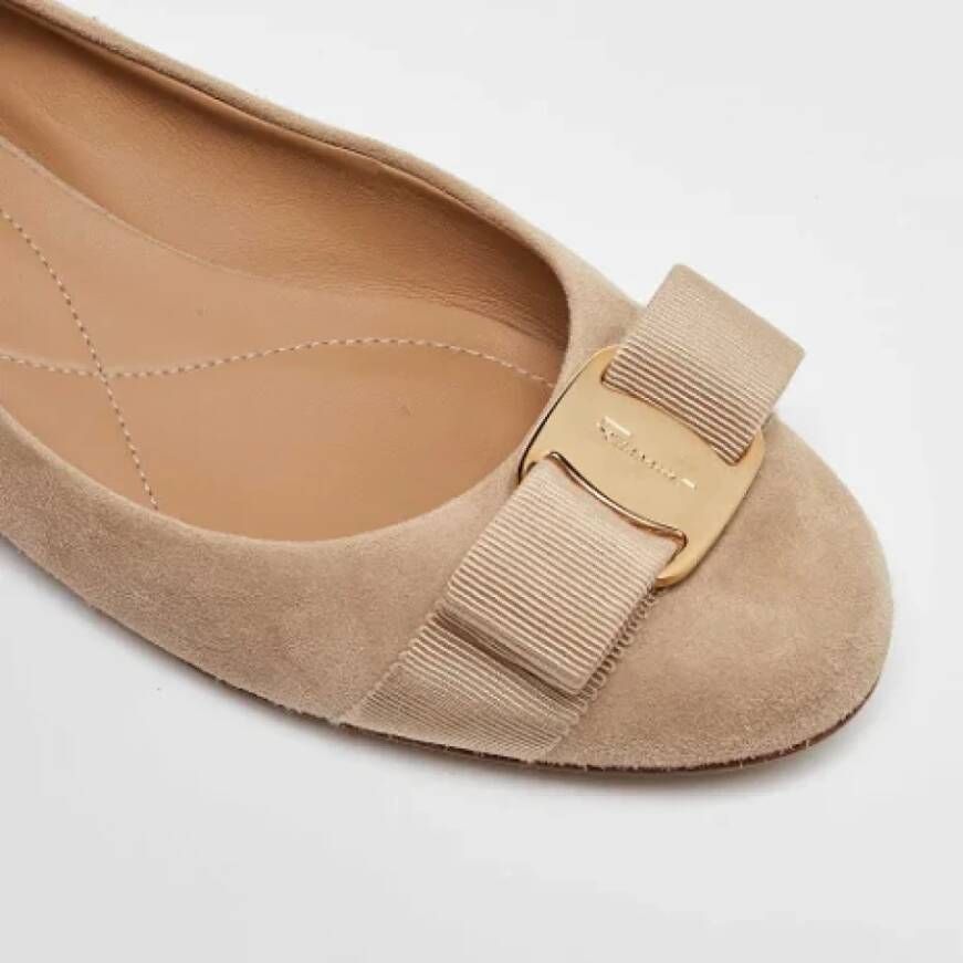 Salvatore Ferragamo Pre-owned Suede flats Beige Dames