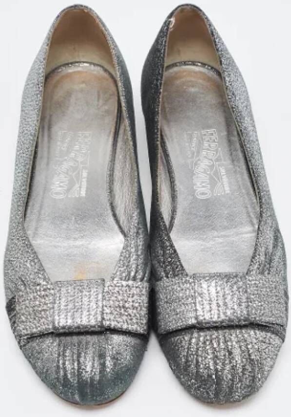 Salvatore Ferragamo Pre-owned Suede flats Gray Dames