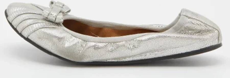 Salvatore Ferragamo Pre-owned Suede flats Gray Dames