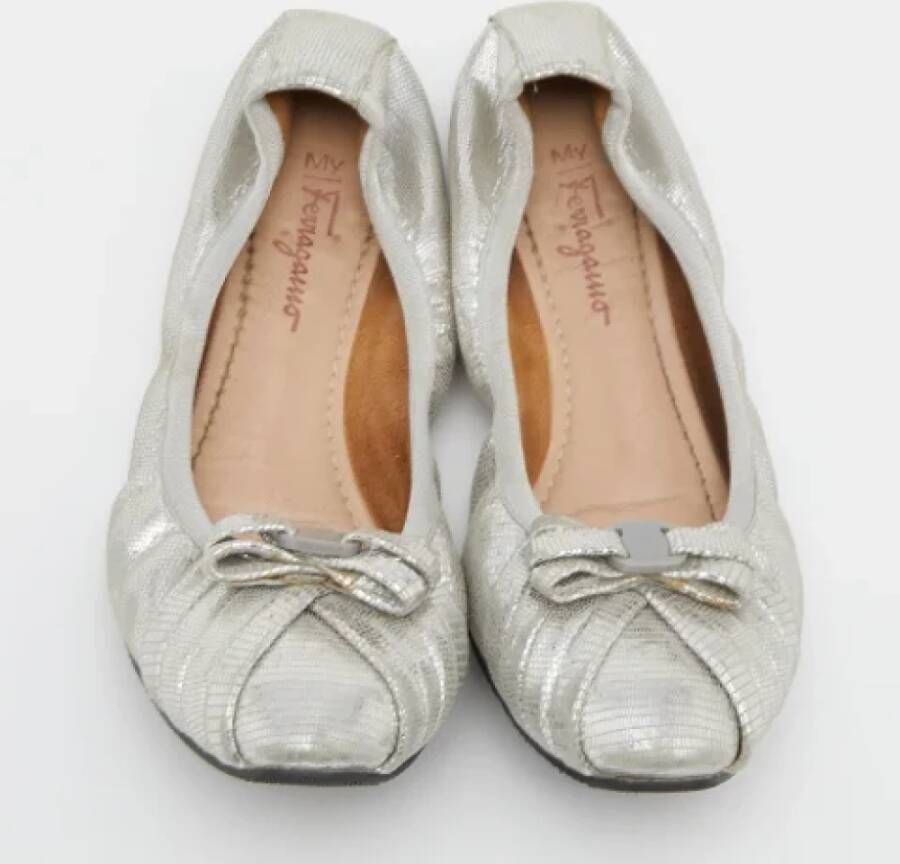 Salvatore Ferragamo Pre-owned Suede flats Gray Dames