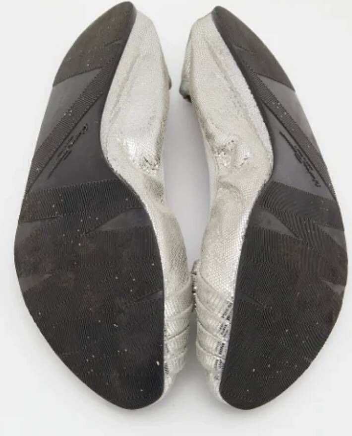 Salvatore Ferragamo Pre-owned Suede flats Gray Dames