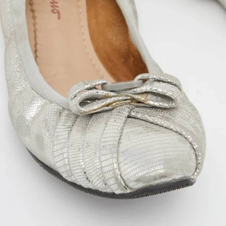 Salvatore Ferragamo Pre-owned Suede flats Gray Dames