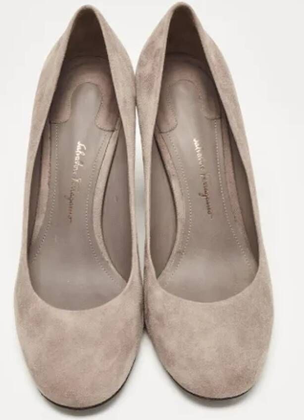 Salvatore Ferragamo Pre-owned Suede heels Gray Dames