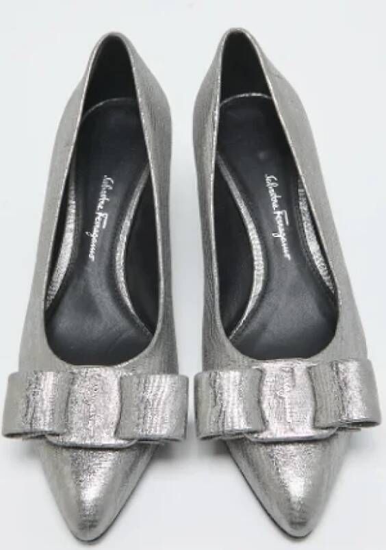 Salvatore Ferragamo Pre-owned Suede heels Gray Dames