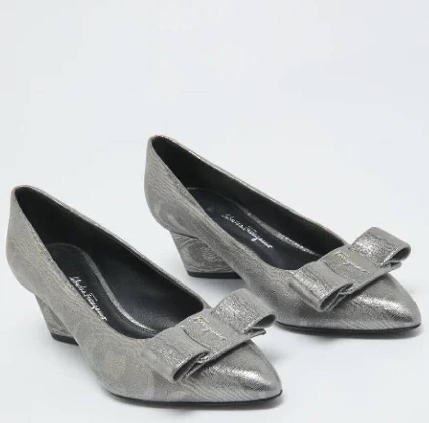 Salvatore Ferragamo Pre-owned Suede heels Gray Dames