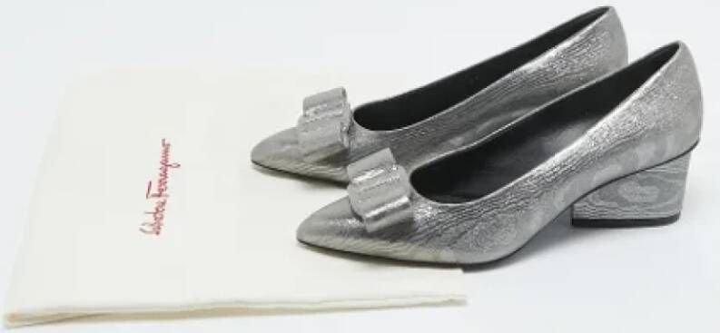 Salvatore Ferragamo Pre-owned Suede heels Gray Dames