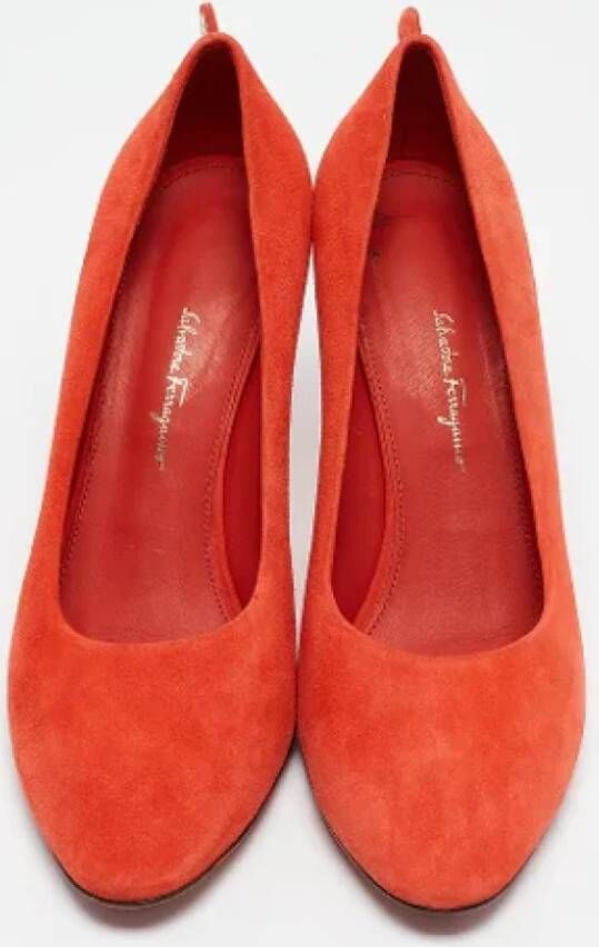 Salvatore Ferragamo Pre-owned Suede heels Orange Dames