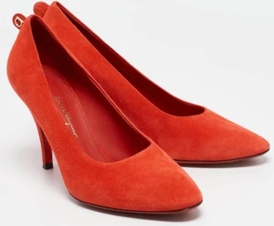 Salvatore Ferragamo Pre-owned Suede heels Orange Dames