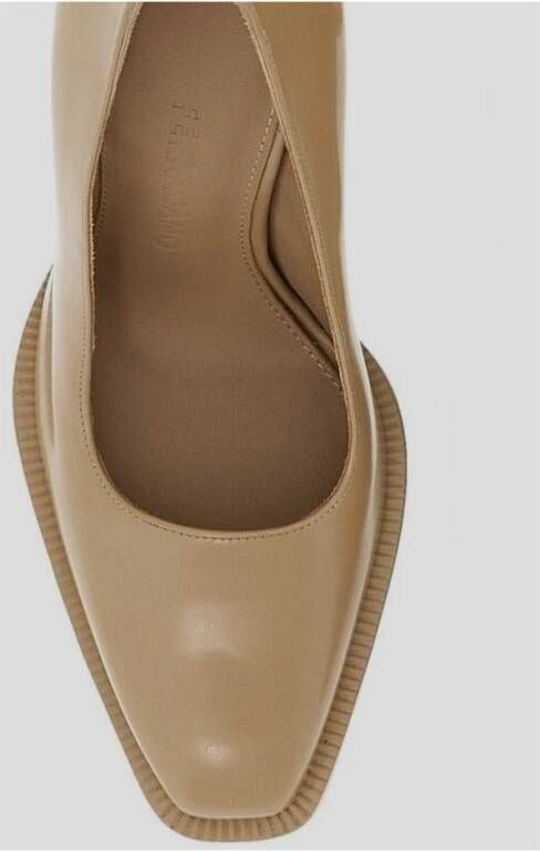 Salvatore Ferragamo Elegante Hoge Hakken voor Vrouwen Beige Dames