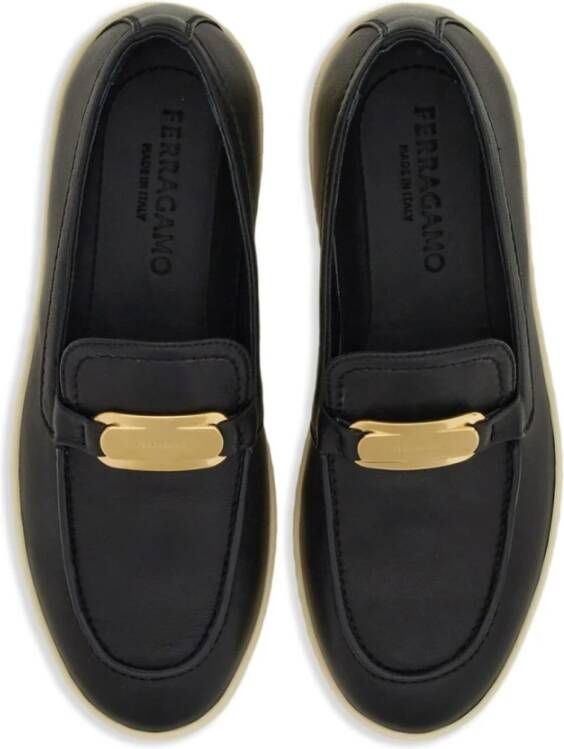 Salvatore Ferragamo Zwarte platte instappers met goudkleurig logo Black Dames