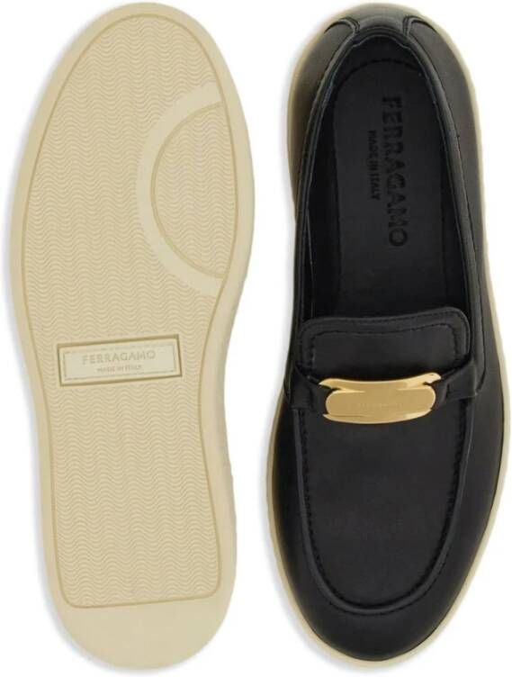 Salvatore Ferragamo Zwarte platte instappers met goudkleurig logo Black Dames