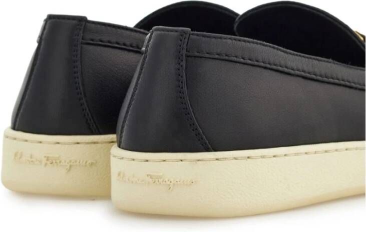 Salvatore Ferragamo Zwarte platte instappers met goudkleurig logo Black Dames