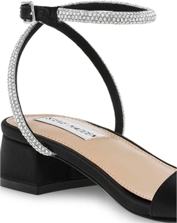 Steve Madden Zwarte platte sandalen voor modebewuste vrouwen Zwart Dames