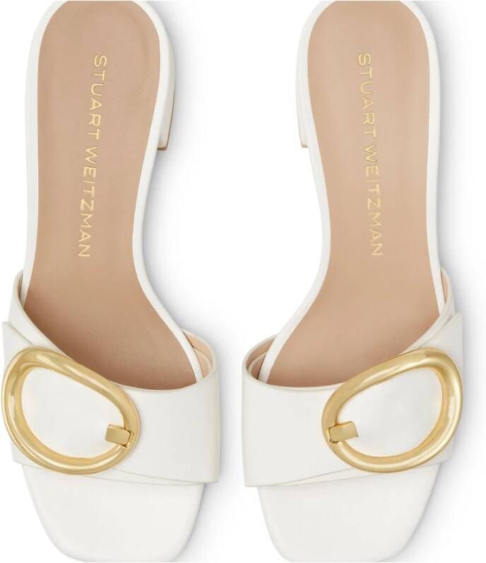 Stuart Weitzman Ambachtelijke Slide Sandaal met Gesp Detail Beige Dames