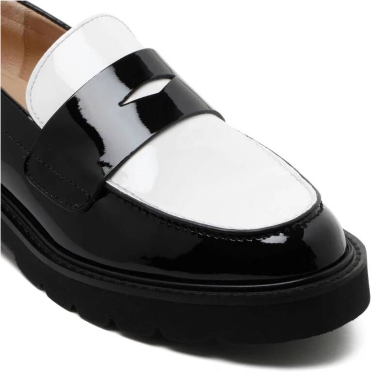 Stuart Weitzman Platte schoenen met Parker Lift Loafer Patent Black Dames