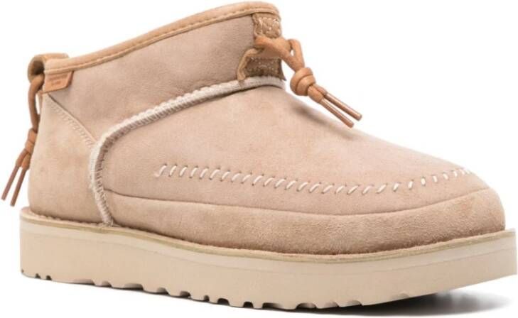 Ugg Zand Suède Enkellaars met Knoopdetail Beige Dames