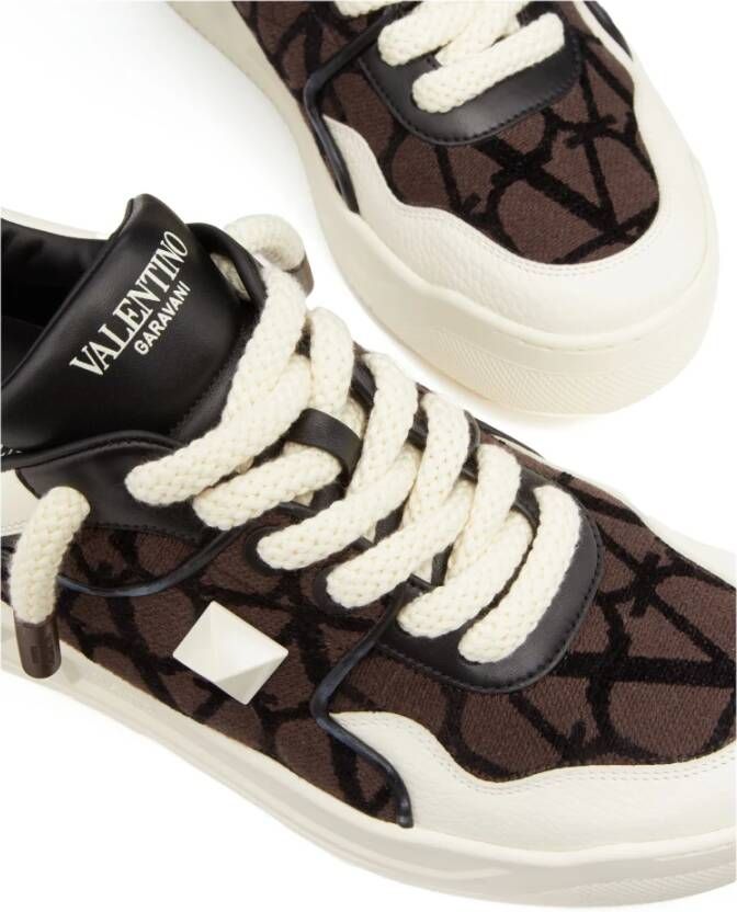 Valentino Garavani Bruine Sneakers met Maxi Stud Detail Brown Heren