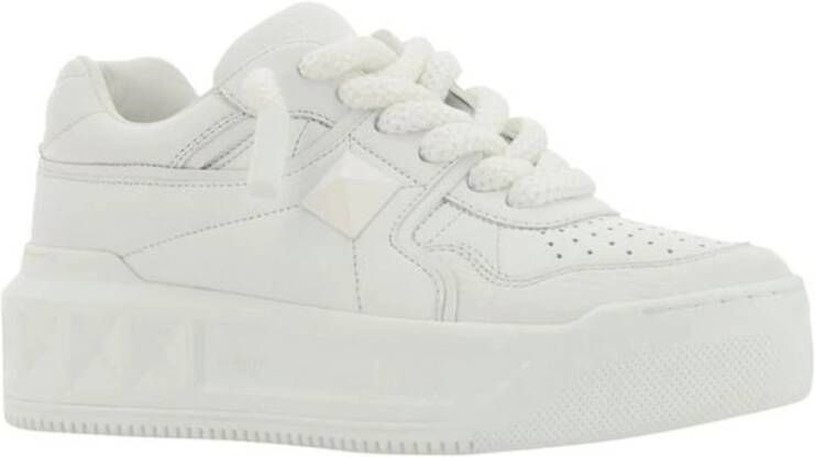 Valentino Garavani Gestudeerde Leren Sneakers met Gestructureerde Zool White Dames