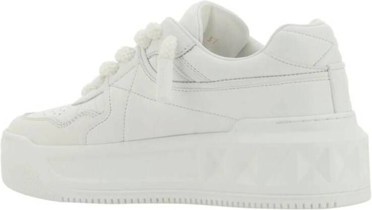 Valentino Garavani Gestudeerde Leren Sneakers met Gestructureerde Zool White Dames