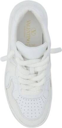 Valentino Garavani Gestudeerde Leren Sneakers met Gestructureerde Zool White Dames