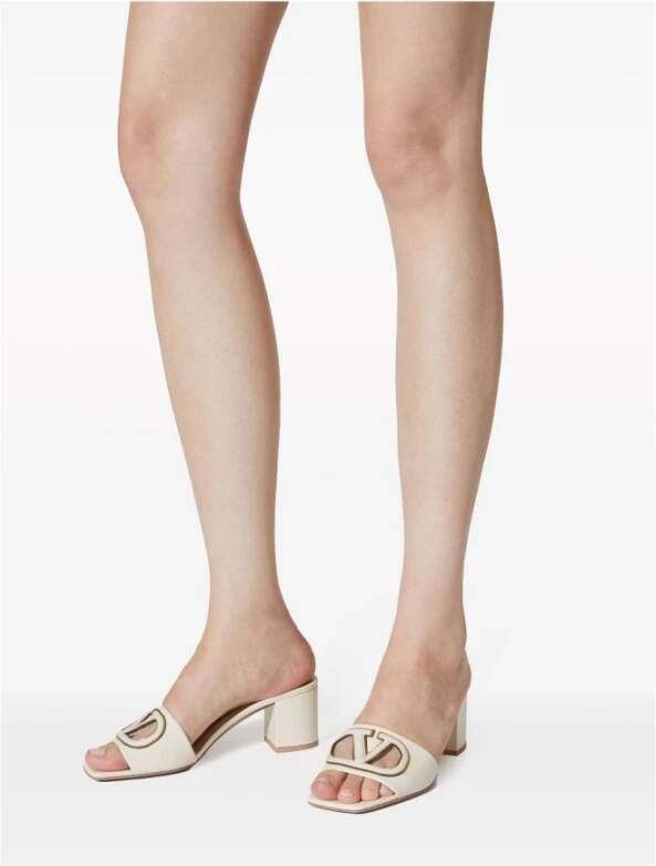 Valentino Garavani Ivoor Sandalen met VLogo Detail Beige Dames