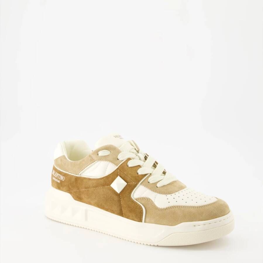 Valentino Garavani Studded Lace-Up Leren Sneakers Beige Heren