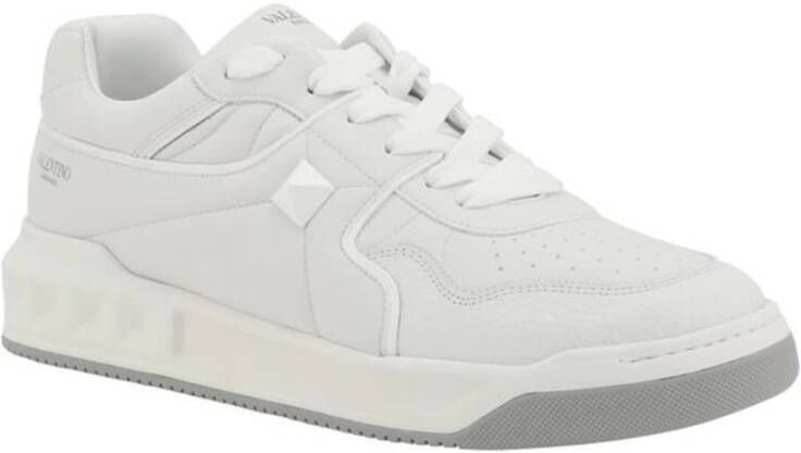 Valentino Garavani Studded Leren Sneakers met reliëf details White Heren