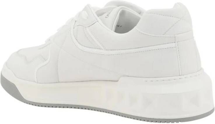 Valentino Garavani Studded Leren Sneakers met reliëf details White Heren