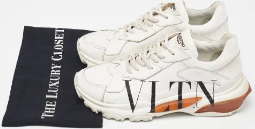 Valentino Vintage Pre-owned Leather sneakers Beige Dames