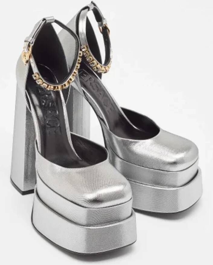 Versace Pre-owned Fabric heels Gray Dames