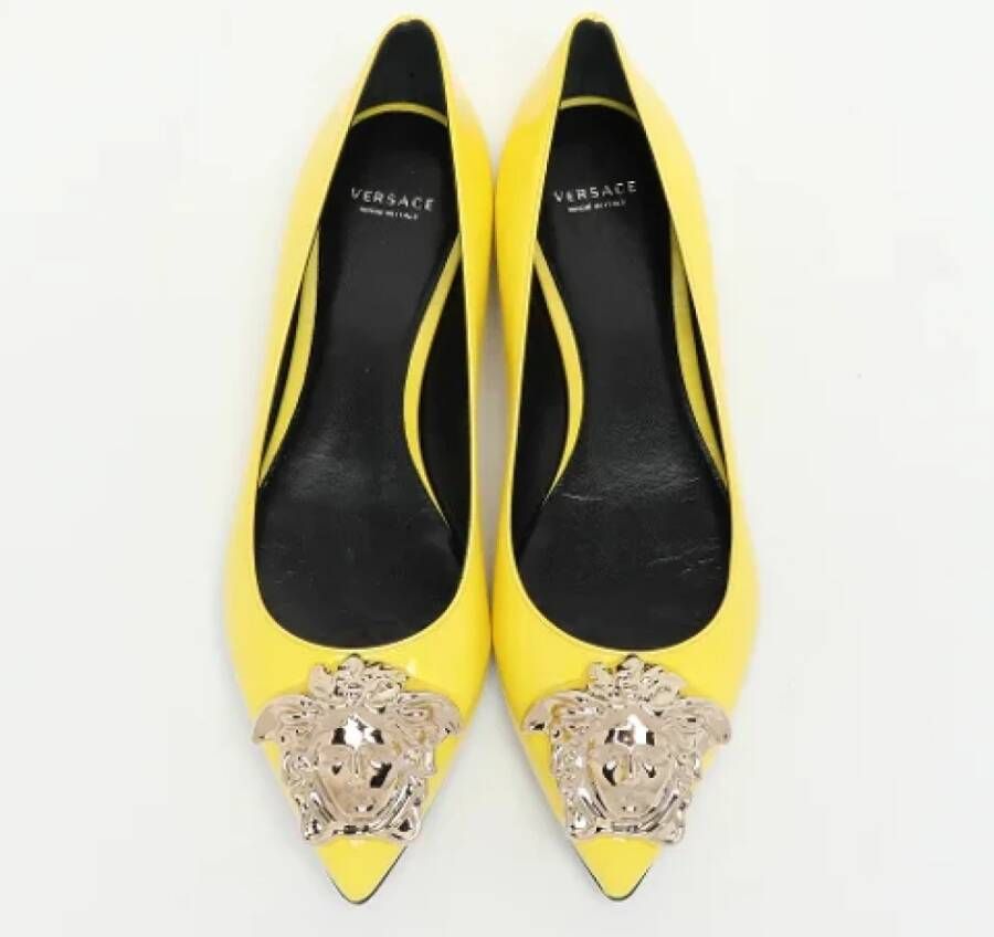 Versace Pre-owned Leather flats Yellow Dames