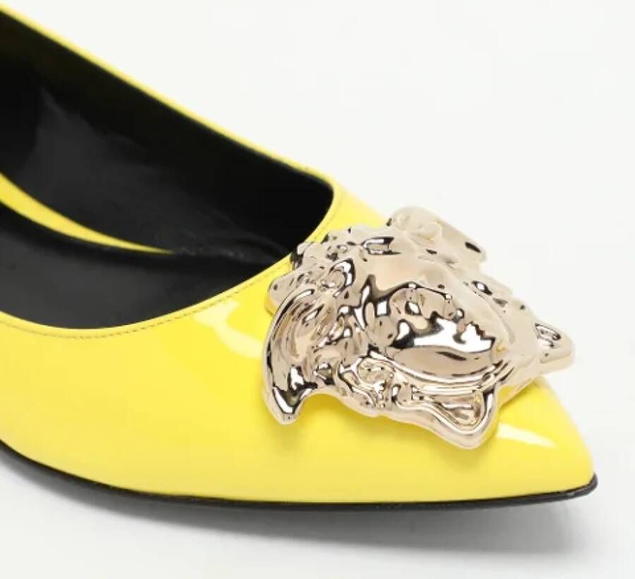 Versace Pre-owned Leather flats Yellow Dames