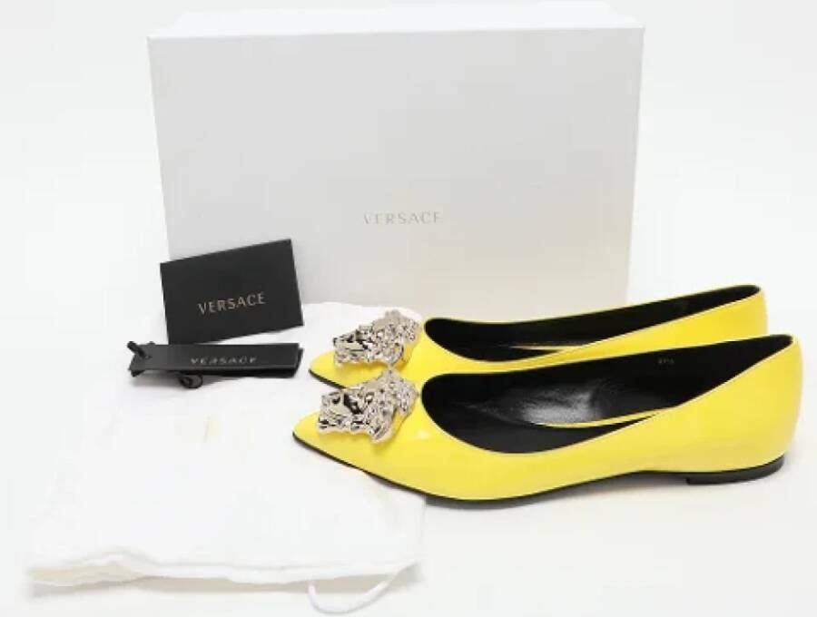 Versace Pre-owned Leather flats Yellow Dames