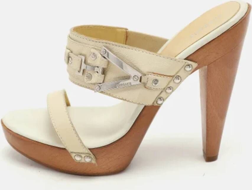 Versace Pre-owned Leather sandals Beige Dames