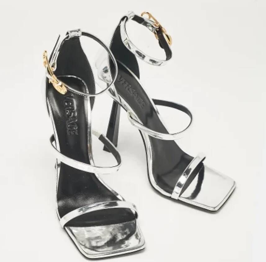 Versace Pre-owned Leather sandals Gray Dames