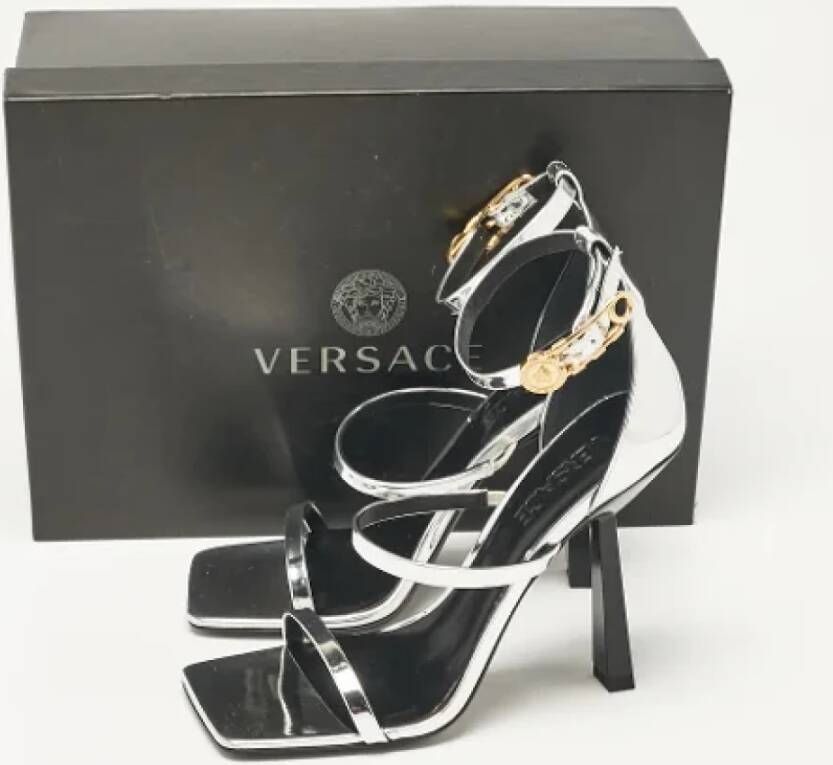 Versace Pre-owned Leather sandals Gray Dames