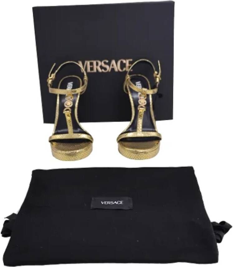 Versace Pre-owned Leather sandals Yellow Dames