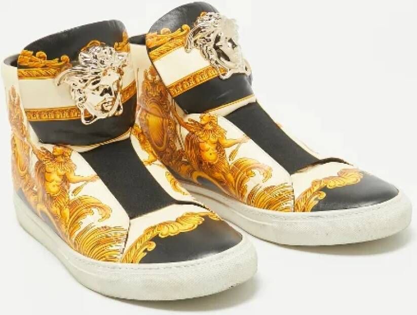 Versace Pre-owned Leather sneakers Yellow Heren