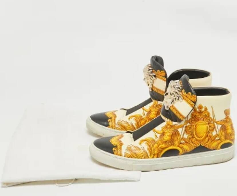 Versace Pre-owned Leather sneakers Yellow Heren