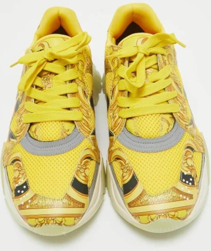 Versace Pre-owned Leather sneakers Yellow Heren