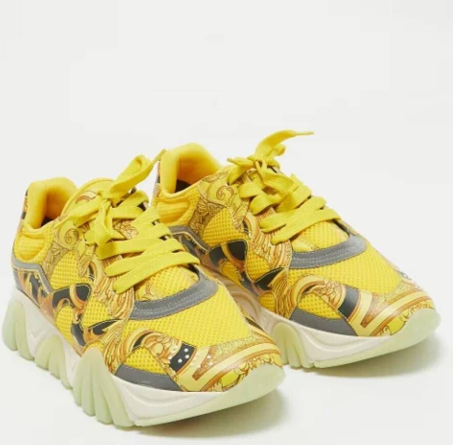 Versace Pre-owned Leather sneakers Yellow Heren