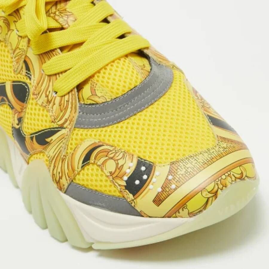 Versace Pre-owned Leather sneakers Yellow Heren