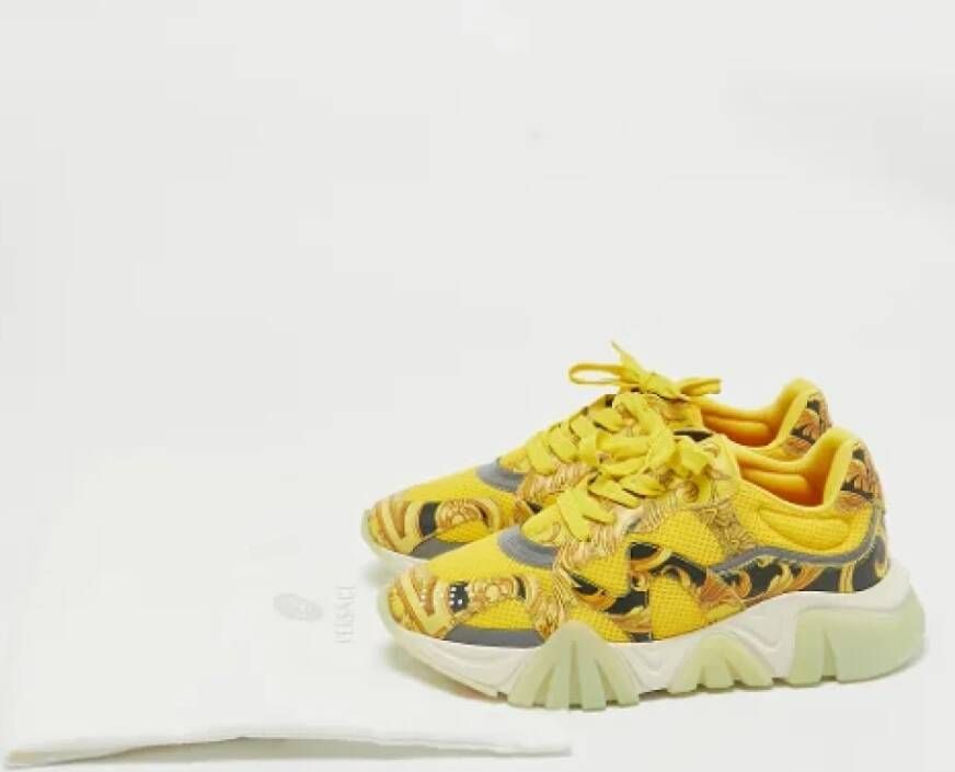 Versace Pre-owned Leather sneakers Yellow Heren